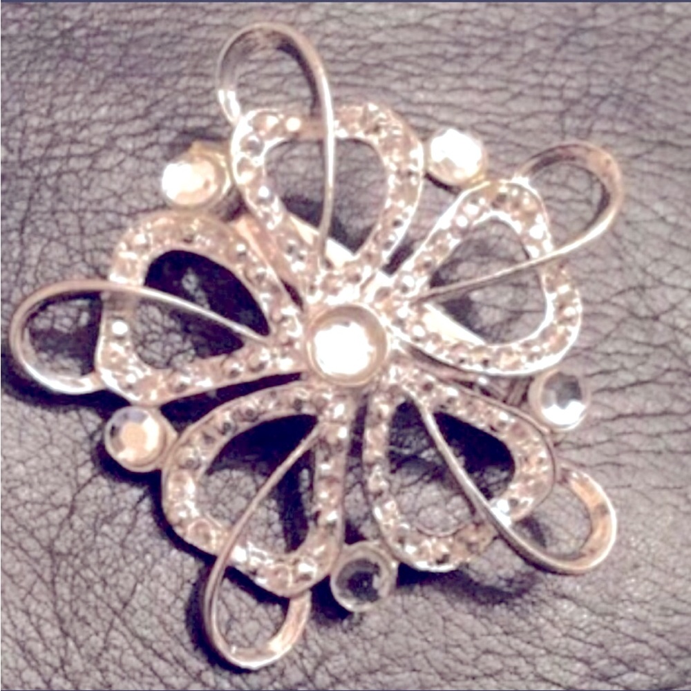 🟥 SALE $8

Vintage crystal Statement brooch EUC